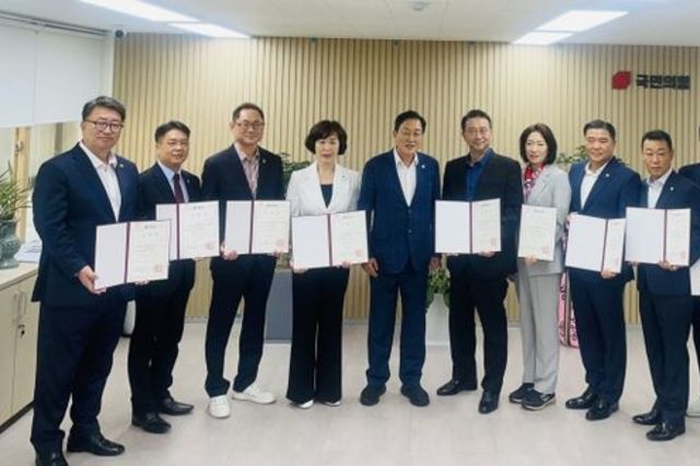 경기도의회 국민의힘 신임 대표단, 김선교 신임 국민의힘 경기도당위원장 예방 4기 대표단 임명장 받아… 통합‧단결로 지방선거 승리할 것!