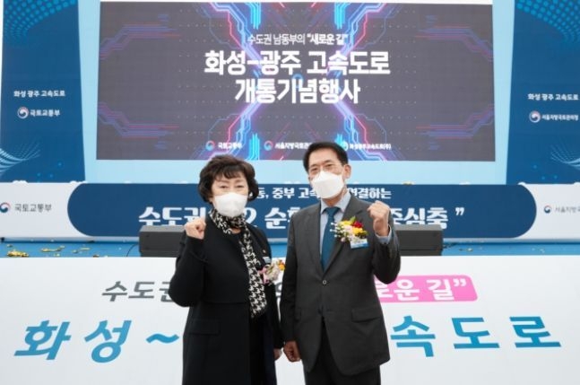 ▲ 용인시의회 김기준 의장(우)·김상수 부의장(좌), 화성광주고속도로 개통기념행사 참석<br>
