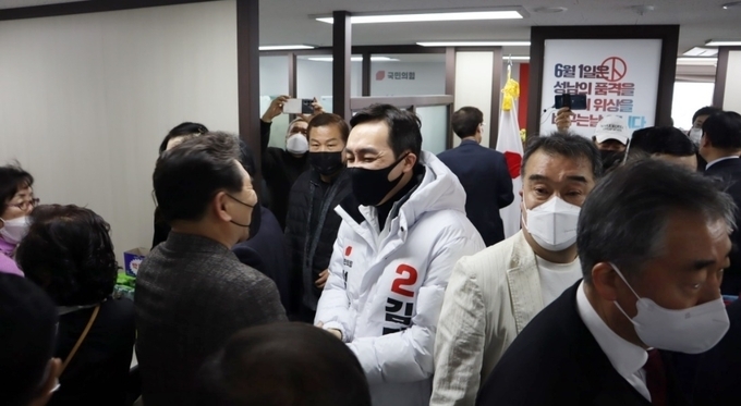 지지자들과 인사를 나누는 김민수 성남시장 예비후보