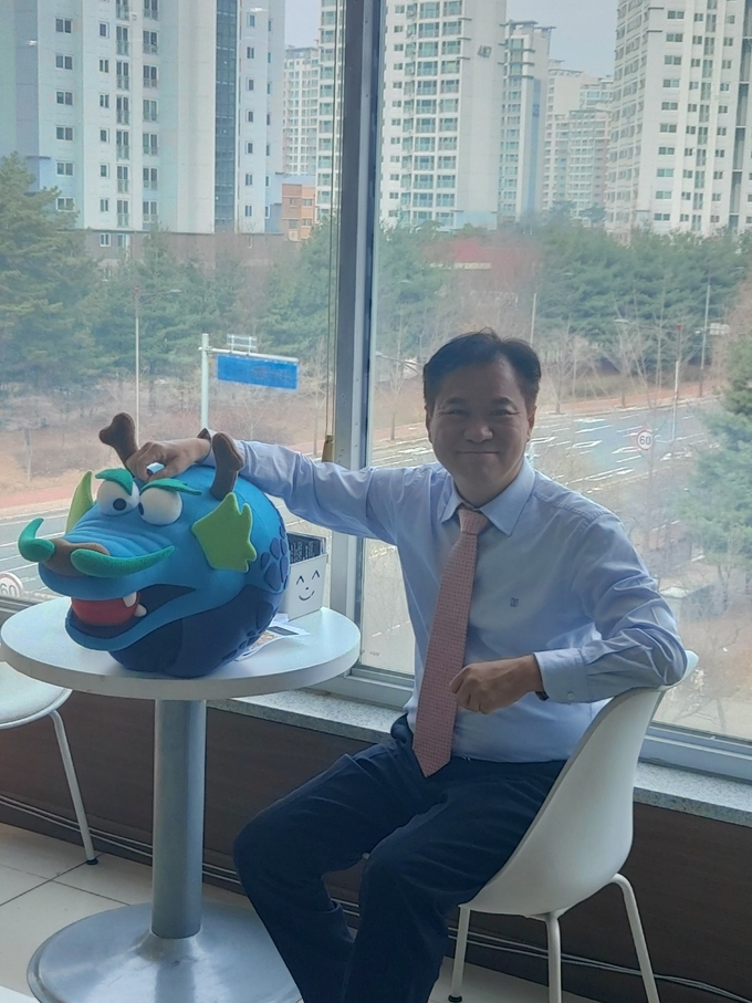  인터뷰 후 김용 화성시장 예비후보가 환한 웃음으로 포즈를 취해본다.