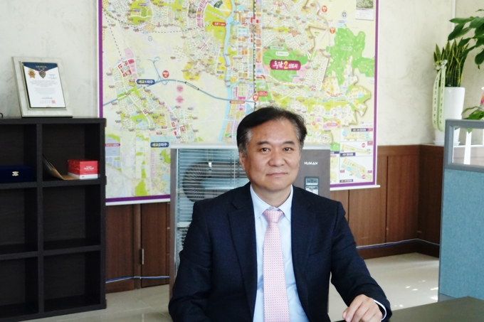 인터뷰중인 김용 화성시장 예비후보