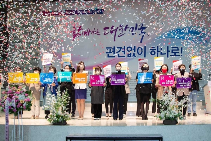 지난 3.8일 세계 여성의 날 기념행사에 참석한 노예슬 화성시의원 예비후보 (가운데)