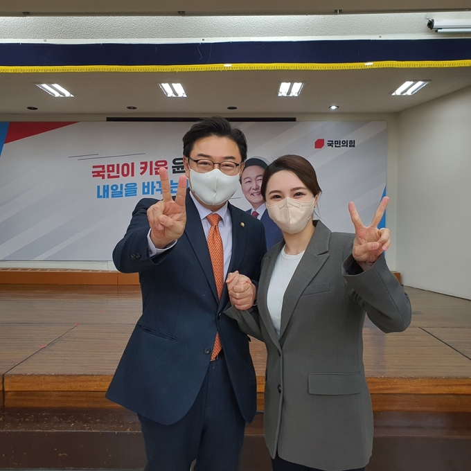 경기도당 조직총괄본부 특별위원회 간담회 종료후 김성원 경기도당 위원장과 기념 촬영. (좌) 국민의힘 김성원 경기도당 위원장 (우) 노예슬 화성시의원 예비후보