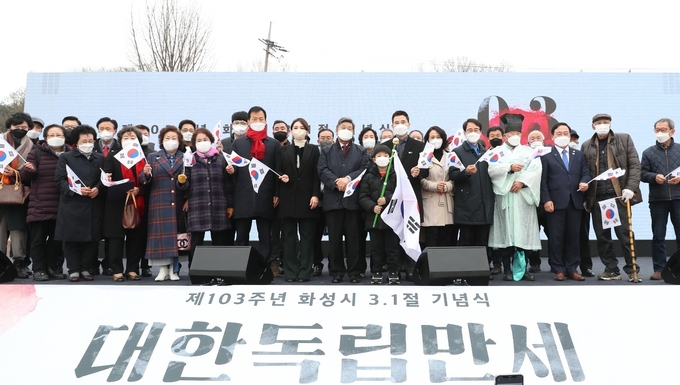  지난 3.2일 제암리 3.1운동 순국유적지에서 개최된 화성시 3.1절 기념식에 참석한 노예슬 예비후보(앞줄 가운데)