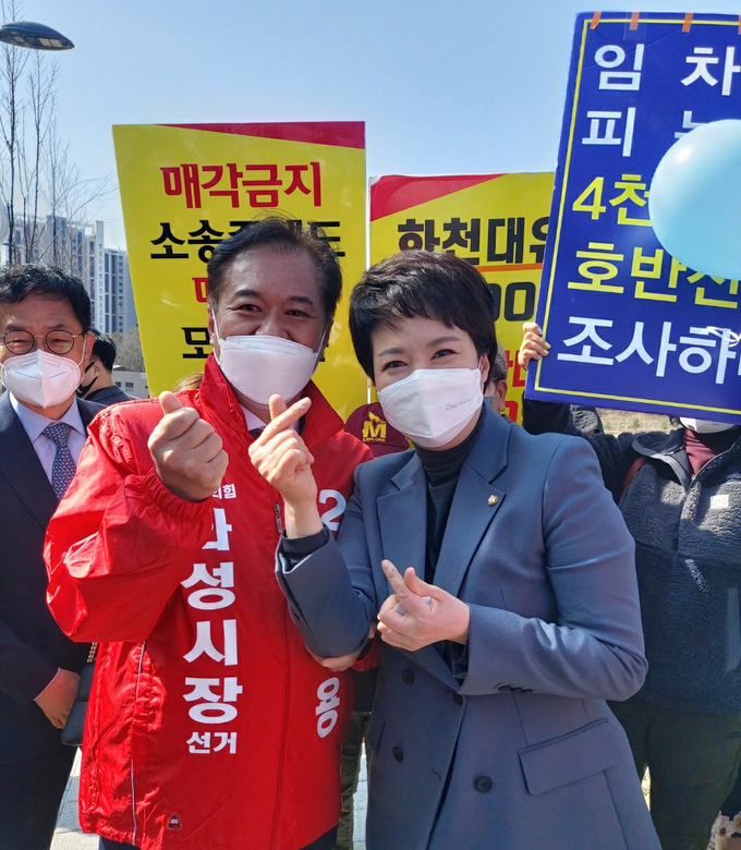 (좌)김용 화성시장 예비후보와(우)김은혜 경기도지사 예비후보가 6.1지방 선거에서 승리를 확신하며 환하게 웃고 있다..