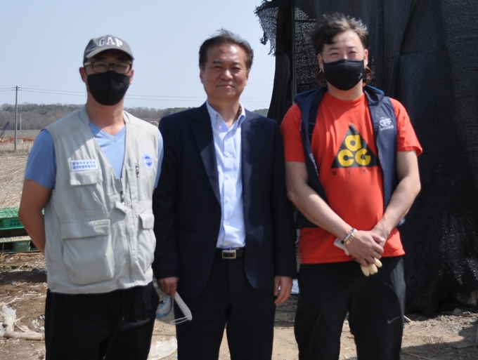 김용 화성시장 예비후보가 화성시자유총연맹 화성시청년회와 모판에 상토 올리는 작업 행사에 참여후 기념 사진 촬영을 하고있다.(가운데) 김용 화성 시장 예비후보