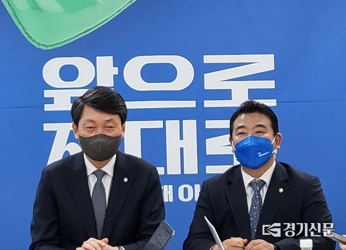 김민철 공천관리위원회 위원(왼쪽)과 더불어민주당 박정 경기도당 위원장(오른쪽)이 11일 경기도당에서 공천 관련 기자 간담회를 진행했다. (사진출처=경기신문)