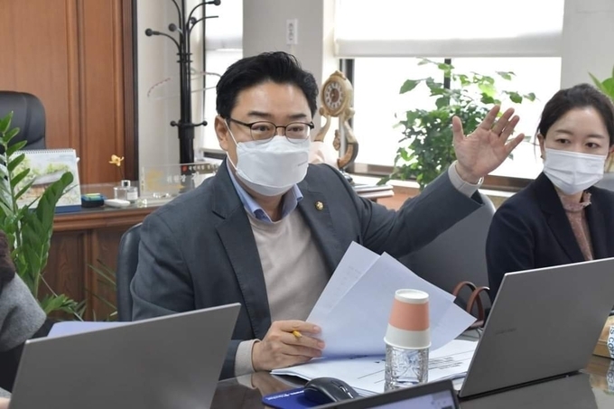 국민의힘 김성원 경기도당 공천관리위원장이 심사위원들과 의견을 나누고 있다.