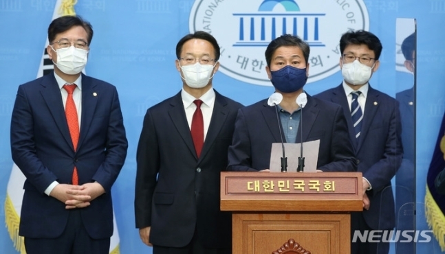 국민의힘 송언석 원내대수석부대표(왼쪽부터), 조해진 간사, 더불어민주당 김영배 간사, 더불어민주당 진성준 원내수석부대표가 14일 오전 서울 여의도 국회 소통관 기자회견장에서 양당 원내수석-정개특위 간사 정개특위 합의 발표문을 발표하고 있다. (사진 뉴시스제공)