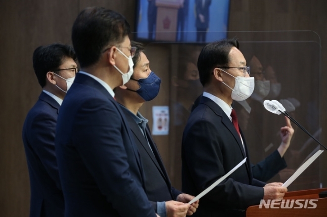 국민의힘 송언석 원내대수석부대표, 더불어민주당 김영배 정개특위 간사, 국민의힘 조해진 간사, 더불어민주당 진성준 원내수석부대표가 14일 오전 서울 여의도 국회 소통관 기자회견장에서 양당 원내수석-정개특위 간사 정개특위 합의 발표문을 발표하고 있다. (사진 뉴시스제공)