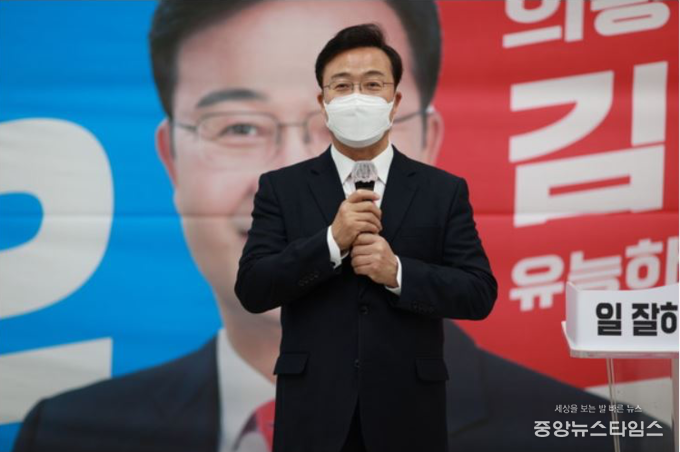 김성제 의왕시장 예비후보는 15일 본인의 선거캠프에서 긴급 성명서를 발표하고 있다.(사진=김성제 예비후보 캠프)