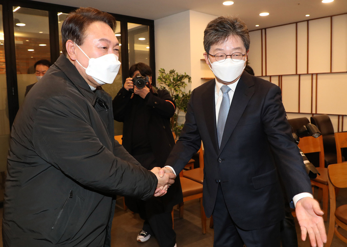 지난 2월 윤석열(왼쪽) 당시 국민의힘 대선후보는 유승민 전 국민의힘 의원을 만나 지원을 호소했었다. 그러나 대선 이후 둘의 관계는 루비콘강을 건넌 양상이다. (사진=국회사진기자단)
