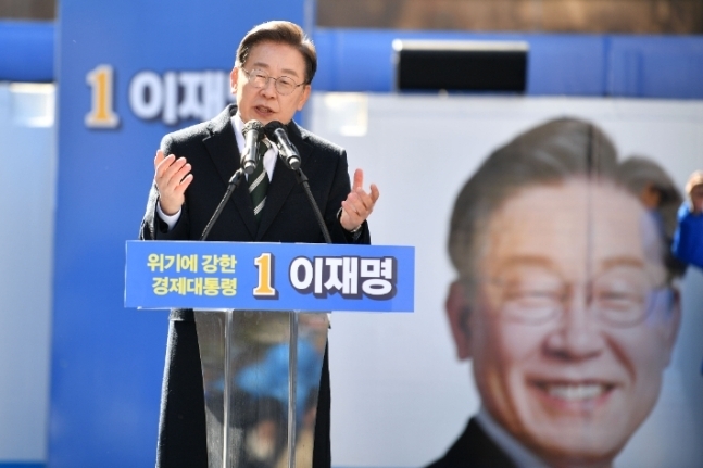 대선 당시 성남시 서현역 로데오거리에서 지지를 호소하고 있는 이재명 더불어민주당 상임고문. (사진=연합뉴스)
