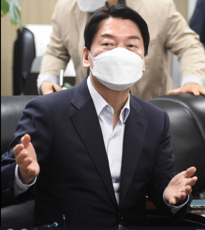 <em>경기 성남 분당갑 보궐선거에 출마한 안철수 전 대통령직인수위원장이 9일 오전 경기 성남 분당구 대한노인회 성남시분당구지회를 방문해 지역 어르신들께 인사를 나누고 있다.(사진=뉴스1)</em>
