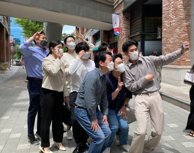 <em>안철수 후보가 판교에서 만난 MZ세대 청년들과 셀카를 찍고 있다.(사진=뉴스1)</em>