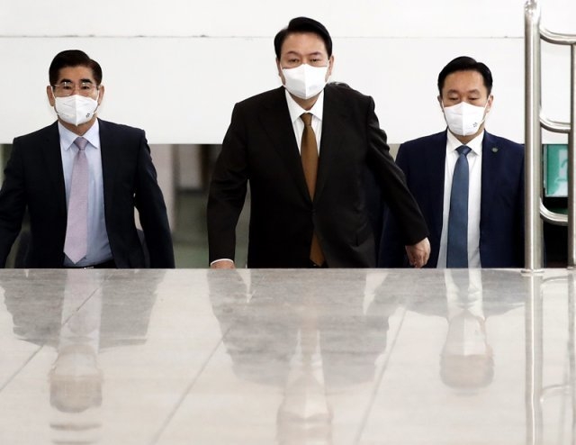 <em>윤석열 대통령이 17일 오전 용산 대통령실 청사로 출근하고 있다.(사진=동아일보)</em>