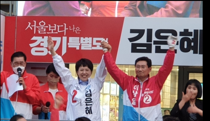 <em>이상일 후보가 출정식에서 김은혜 경기지사 후보와 필승을 결의하고 있다.(사진=뉴스1)</em>