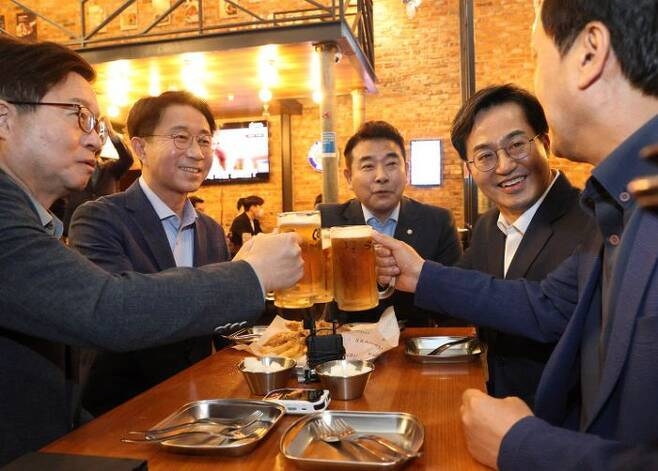 김동연 경기도지사 당선인이 더불어민주당 당내경선 직후였던 지난 4월 28일 오후 경기 수원시 광교신도시 한 치킨집에서 경선 경쟁자였던 염태영 전 수원시장, 조정식 의원, 안민석 의원 등과 만나 건배를 하고 있다. (사진=뉴시스)