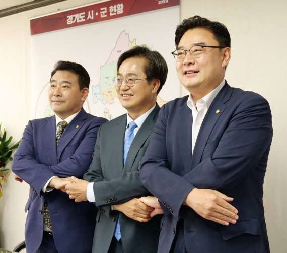 국민의힘 관계자가 김동연 경기도지사 인수위원회에 참여한다. 김동연 경기도지사사 당선자가 7일 오후 국민의힘 경기도당을 찾아 간담회를 가진 자리에서 (가칭)협치공약추진위원회 추진을 제안한 데 대해 김성원 도당위원장이 받아들인데 따른 것이다. (사진=파이낸셜뉴스)