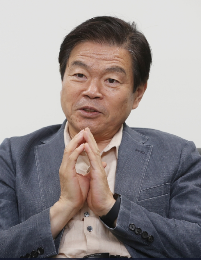 <em>이필형 동대문구청장 당선인이 28일 서울 동대문구민행복센터에 마련된 당선인실에서 인터뷰를 하고 있다. (사진=뉴스1)</em>