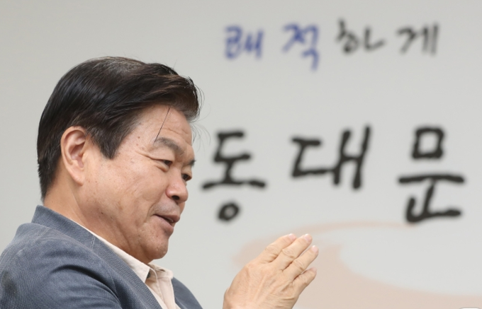 <em>이필형 동대문구청장 당선인이 28일 서울 동대문구민행복센터에 마련된 당선인실에서 인터뷰를 하고 있다. (사진=뉴스1)</em>