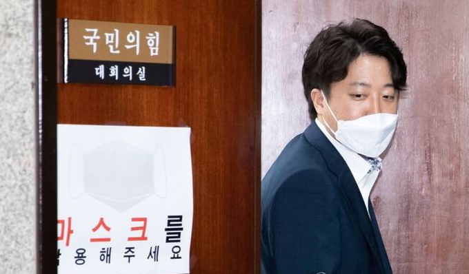 중앙윤리위원회에 출석해 '성 상납 증거인멸 교사' 의혹에 대해 소명한 국민의힘 이준석 대표가 8일 국회를 나서고 있다.(사진=연합뉴스)