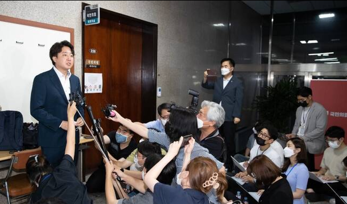 중앙윤리위원회에 출석해 '성 상납 증거인멸 교사' 의혹에 대해 소명한 국민의힘 이준석 대표가 8일 국회를 나서며 입장을 밝히고 있다. (사진=연합뉴스)