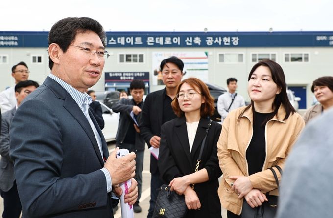 이상일 용인특례시장이 28일 처인구 모현읍 힐스테이트 몬테로이 주택건설 현장을 방문해 입주예정자들과 이야기를 나누고 있다