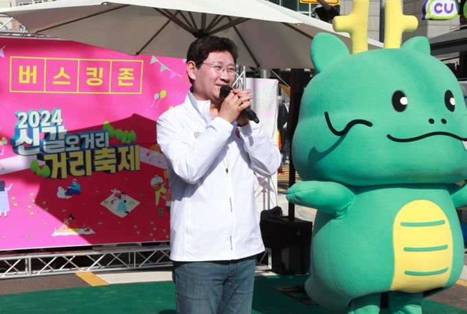이상일 용인특례시장이 27일 신갈오거리 거리축제에서 인사말을 하고 있다