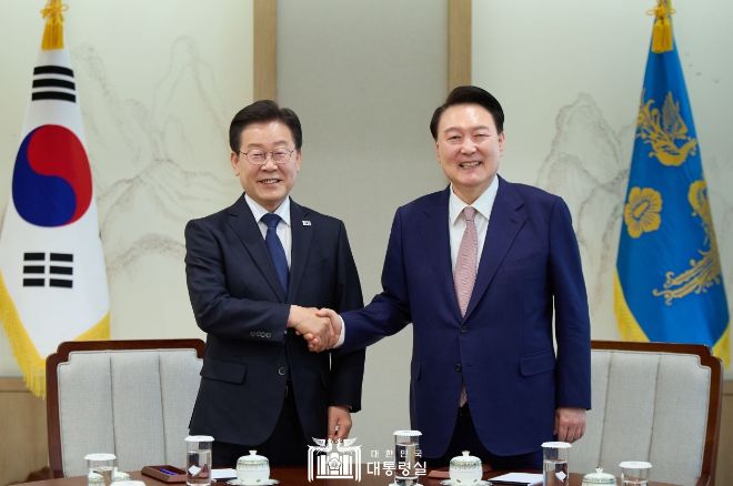 4월 29일 윤석열 대통령은 용산 대통령실에서 이재명 민주당 대표와 회담을 가졌다.