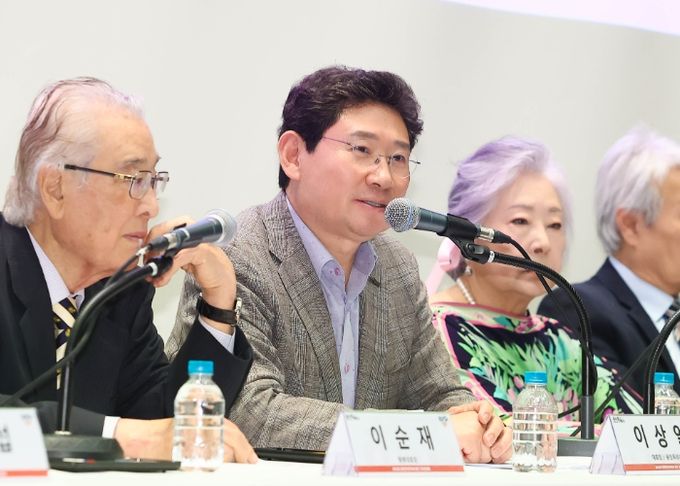 11일 용인문화예술원 국제회의실에서 열린 '제42회 대한민국연극제 용인' 기자간담회에서 질의응답을 하고 있는 이상일 용인특례시장