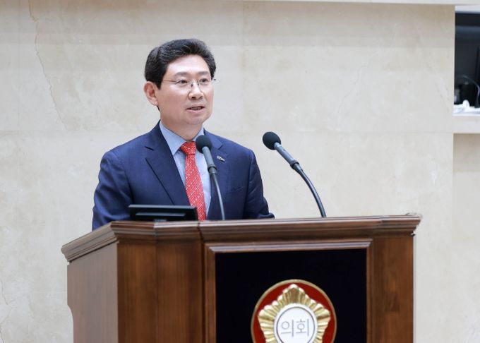 이상일 용인특례시장이 27일 제283회 용인시의회 3차 본회의에서 시정답변을 하고 있다