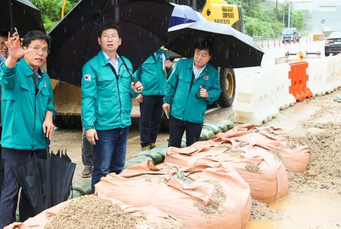 이상일 용인특례시장이 18일 폭우로 인해 지반침하 현상이 발생한 수지구 성복동 현장에서 전문가들과 피해 방지 대책을 논의하고 있다.