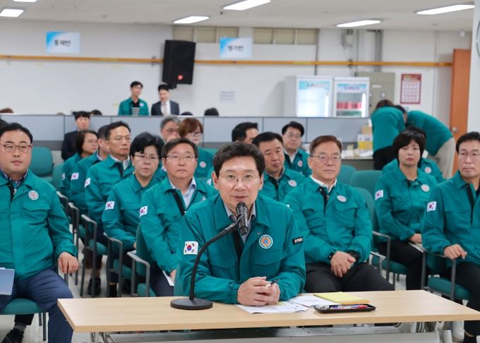 이상일 용인특례시장이 19일 시청 을지연습장에서 을지연습 상황보고를 받고 있다.