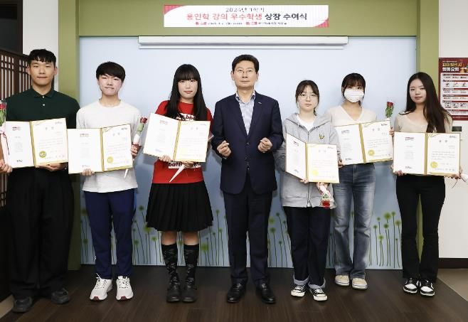 이상일 용인특례시장이 2일 용인학 우수 수강생 8명에게 표창한 후 기념촬영을 하고 있다