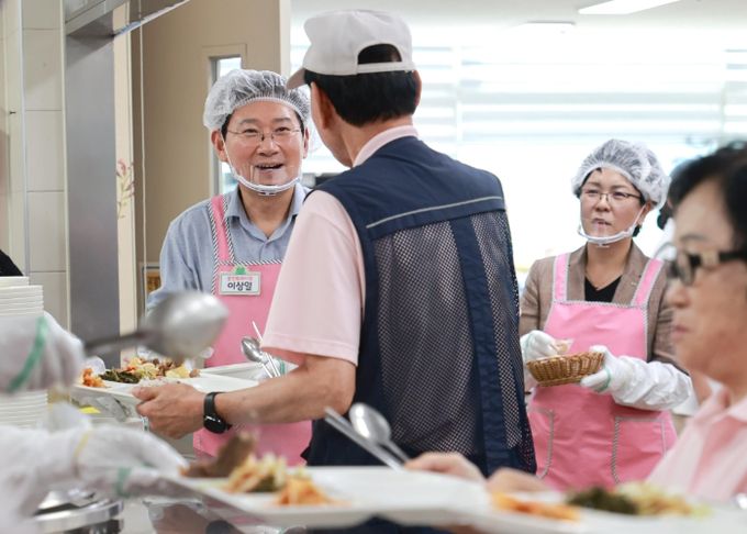 이상일 용인특례시장이 10일 처인노인복지관을 찾아 추석맞이 배식봉사를 하고있다