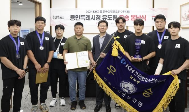 이상일 용인특례시장이 11일 직장운동경기부 유도팀 봉납식에서 트로피를 전달받았다