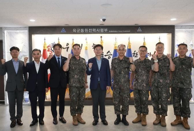 이상일 용인특례시장이 12일 동원전력사령부를 방문해 군 관계자들을 격려했다