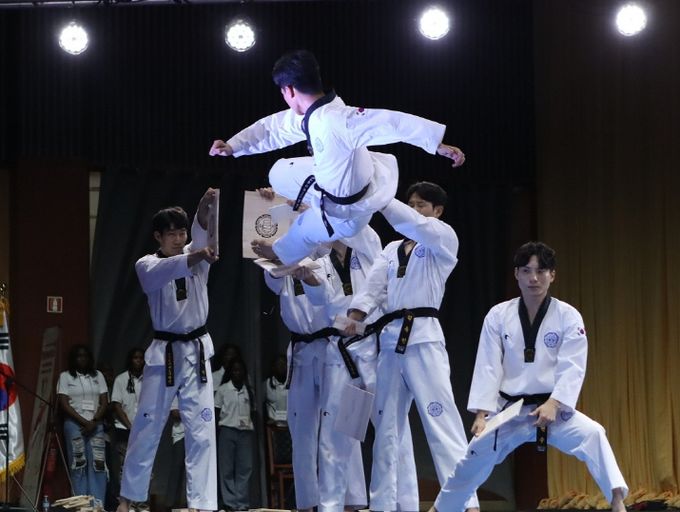 9월 24일(현지 시간) 아프리카 앙골라의 수도 루안다에서 열린 ‘국경일 및 한국 문화주간’ 행사에서 국기원 태권도시범단이 시범공연을 펼쳤다. 사진은 정통 고난도 시범을 펼치고 있는 시범단의 모습