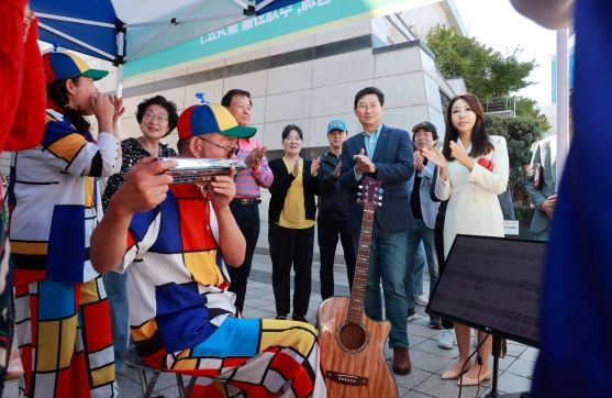 이상일 용인특례시장이 3일 동백호수공원에서 열린 2024 용인시 주민자치 박람회에서 기흥구 영덕1동의 하모니카 공연을 관람하고 있다.