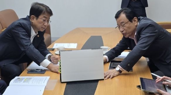 이현재 하남시장(오른쪽)은 지난 2일 박상우 국토교통부장관(왼쪽)을 만나 하남 교산ㆍ감일 신도시, 광역교통 등 현안사항을 논의하고 있다.