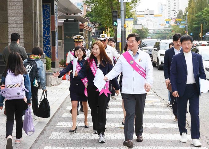 이상일 용인특례시장이 7일 기흥구 동백동 동막초 통학로를 점검하면서 지나가는 학생들과 인사를 나누고 있다