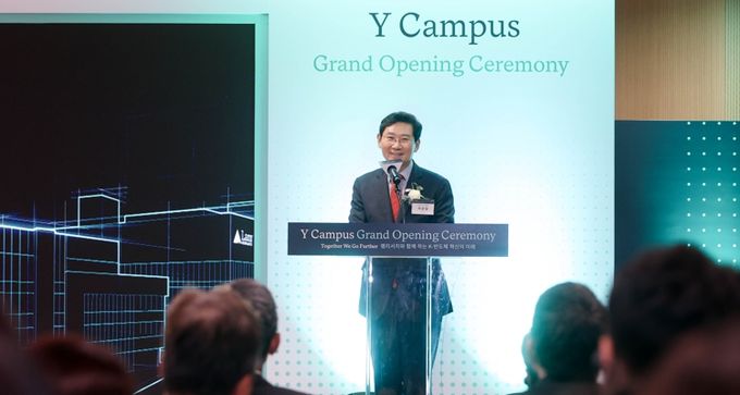 8일 이상일 용인특례시장이 기흥구 지곡동 '지곡일반산업단지'에 입주한 반도체 장비 기업 램리서치코리아 '용인캠퍼스' 개관식에 참석해 축사를 하고 있다.
