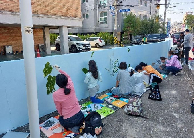 하남시가족센터, 사랑의 벽화 그리기 활동 봉사 실천