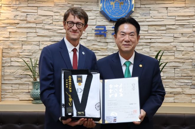 이동섭 국기원장(오른쪽)이 필립 베르투(Philippe Bertoux) 주한 프랑스 대사(왼쪽)에게 명예 6단증을 수여한 후 기념 촬영을 했다.