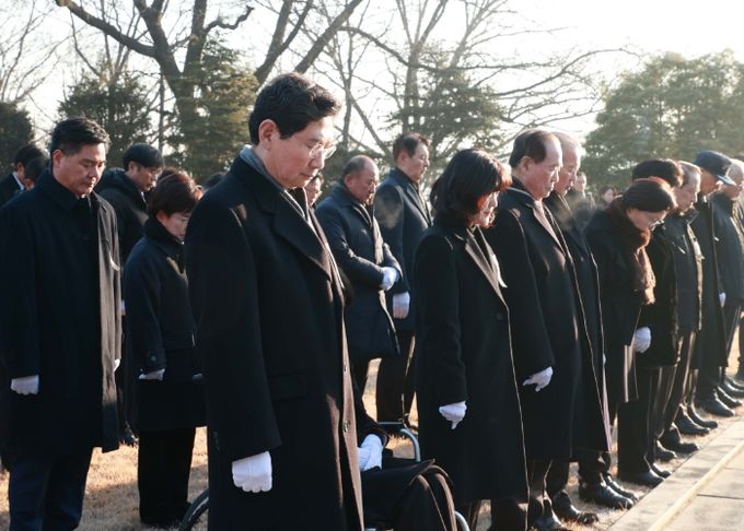 이상일 용인특례시장이 2일 첫 일정으로 용인중앙공원 현충탑에 참배하고 있다