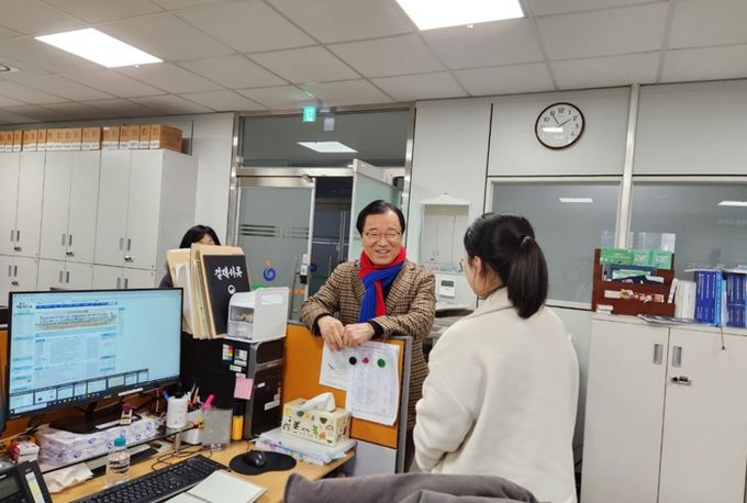 이현재 하남시장이 29일 시청 교통대책반을 방문하여 비상근무하는 직원을 격려하고 있다.