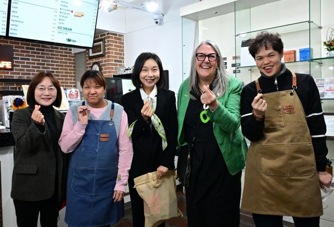 바리스타 교육 받은 발달장애인들과 단체사진 촬영 중인 최호정 의장