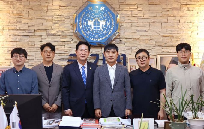 관련 사업에 대한 논의를 마치고 다함께 기념 사진 촬영(좌로부터 정현우 주무관, 이정용팀장, 이동섭원장, 하종식과장, 방일길팀장, 장현규 주무관)