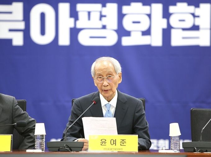 윤여준상임총괄선대위원장이 14일 오후 국회의원회관 제2세미나실에서 열린 출범회의를 통해 인사말을 하고 있다